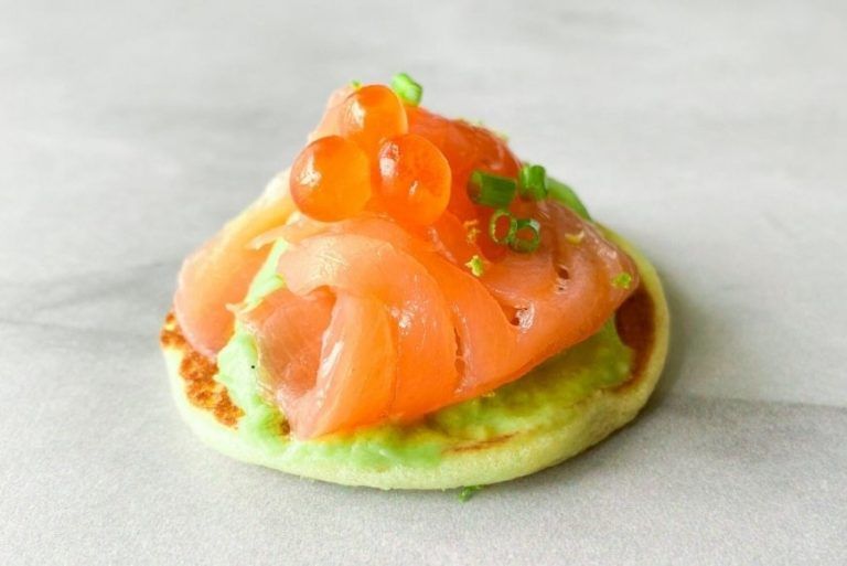 blinis con salmon y aguacate