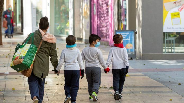 cuando y como pueden salir los ninos a la calle durante el estado de alarma lo que dice el boe