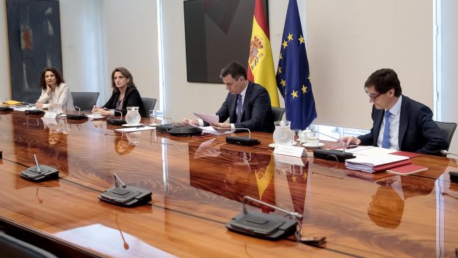 el presidente del gobierno pedro sanchez se reune por videoconferencia con los presidentes autonomicos