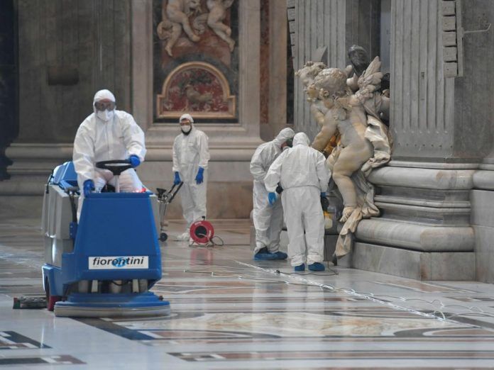 la basilica san pedro sometida a una inedita desinfeccion para su reapertura