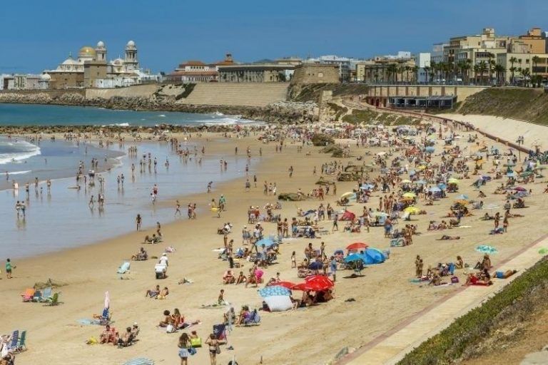 la junta contempla contratar 3000 personas para vigilar las playas