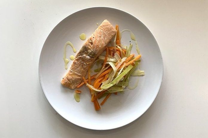 salmon al papillote con puerro y zanahoria