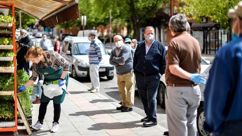 Gente con mascarilla