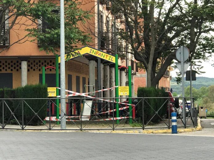 foto parque infantil precintado