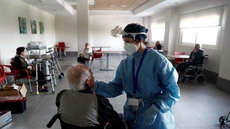 sanitaria atiende anciano residencia geriatrica