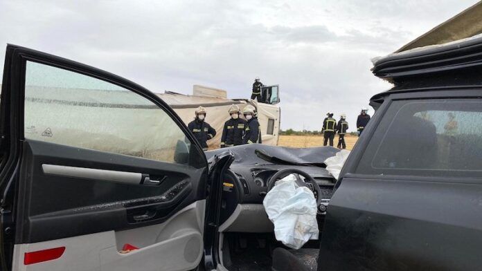 accidente coche camion carretera secundaria