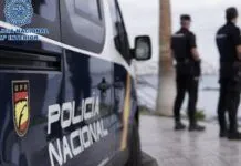 agentes de la policia nacional junto a un coche patrulla