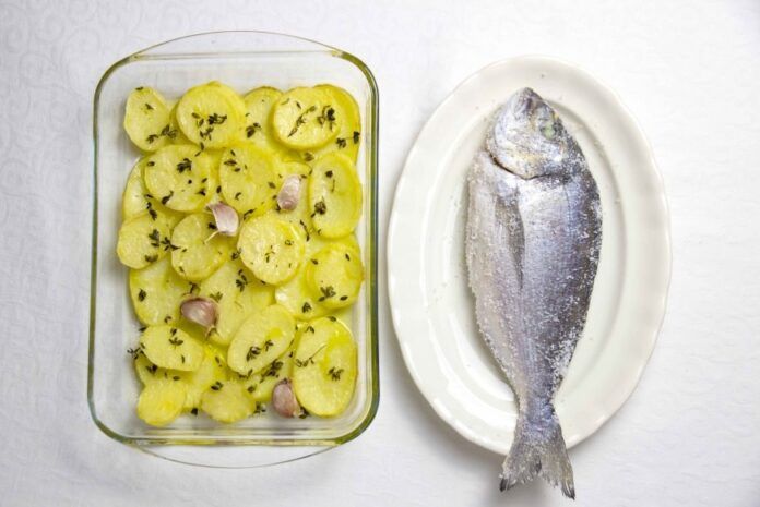 dorada a la sal con patatas panadera