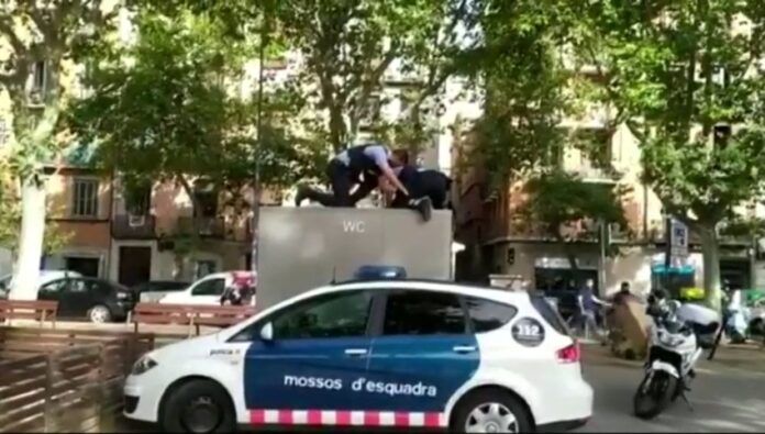 hombre atrapado baño barcelona