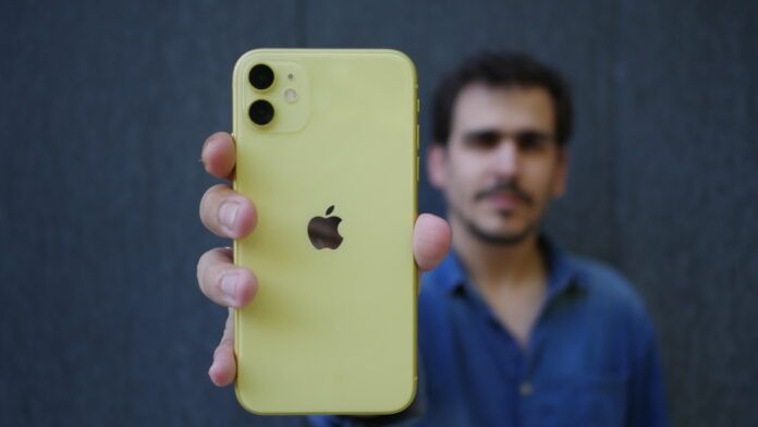 parte trasera iphone 11 amarillo scaled