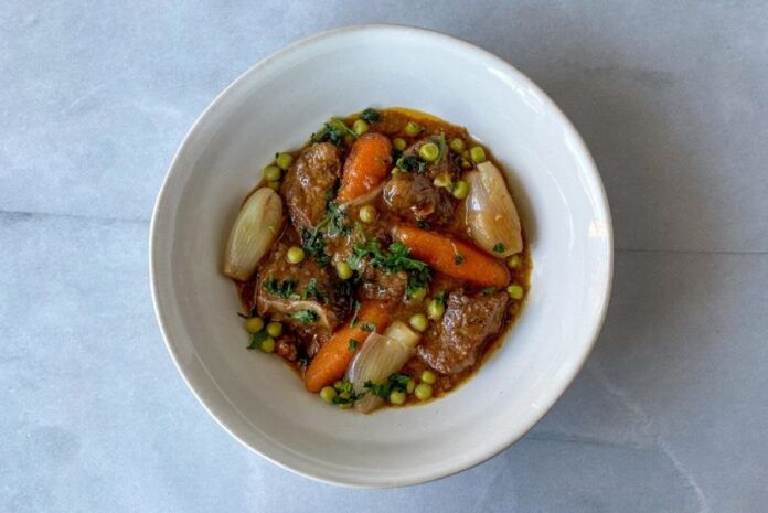 ragu o ragout de ternera espolvoreado con perejil picado