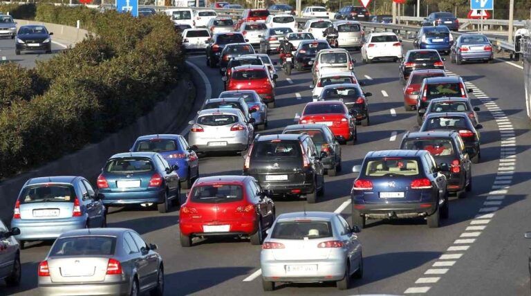 DGT carretera atasco coches