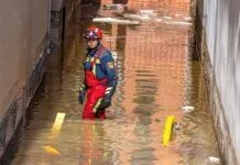 bombero inundacion