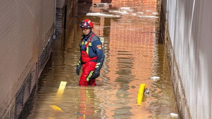 bombero inundacion