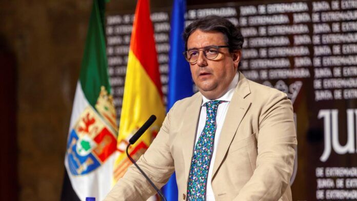 el vicepresidente segundo y consejero de sanidad y servicios sociales de la junta de extremadura jose maria vergeles