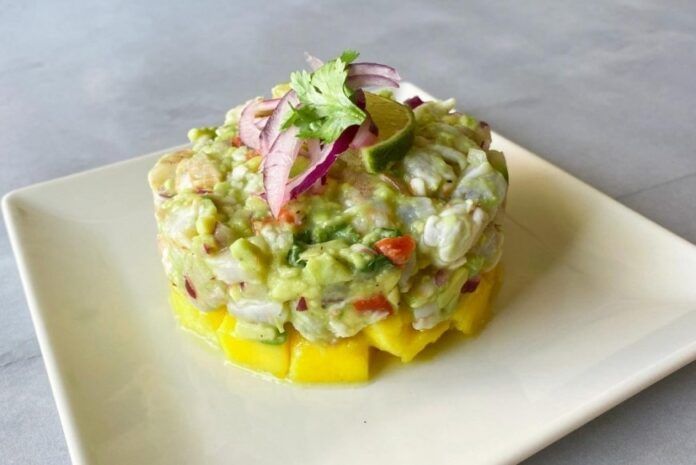 tartar de langostinos aguacate y mango