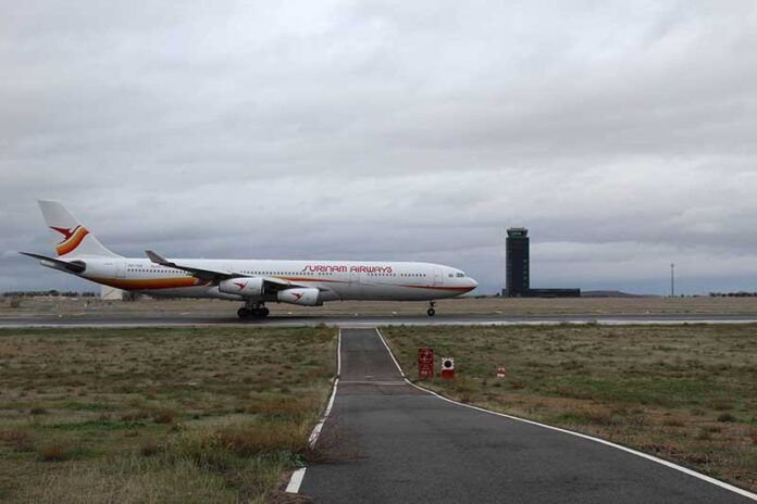 El A340 Toma tierra en el aeropuerto