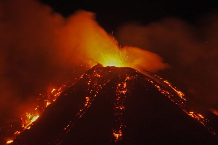 Volcan Etna en erupcion 2 scaled