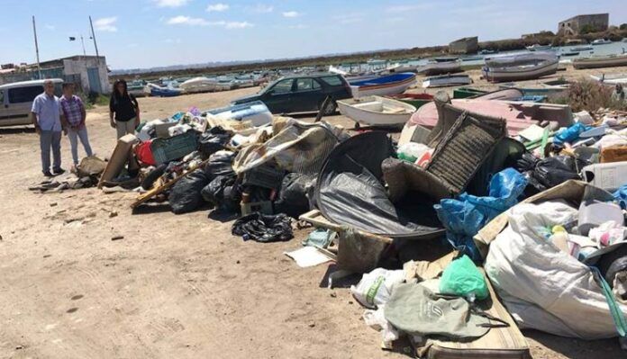 Basura en Bahia de Cadiz