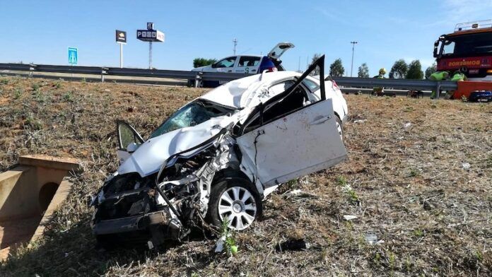 Fallece un hombre tras salirse de la via su coche y dar varias vueltas de campana