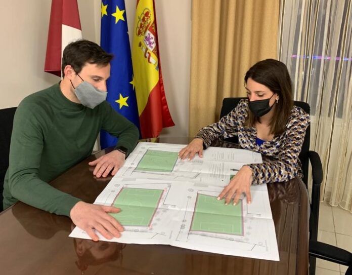 Imagen de la alcaldesa y el concejal de Deportes con el plano del campo de futbol