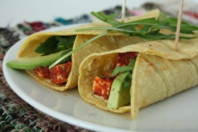 fajitas de maiz con tofu enrollado