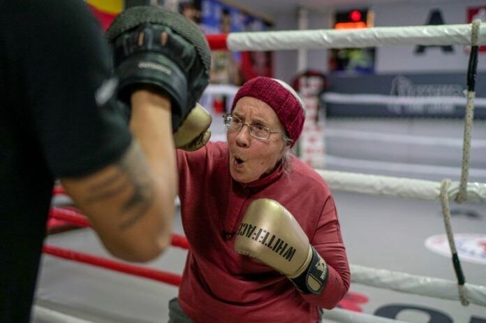 mujer boxeo luchar parkinson