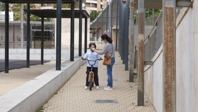 madre prepara hija paseo bicicleta 1561953996 136670772 1200x675