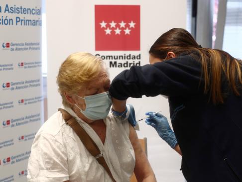 una sanitaria inyecta la primera dosis de la vacuna de pfizer contra el coronavirus a una anciana en el centro de salud rejas a 6 de abril de 2021 en madrid espana