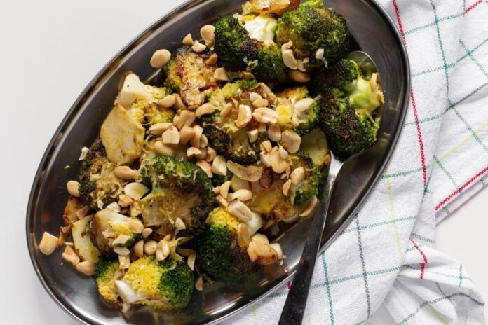 brocoli a la plancha con ajo guindilla y cacahuetes