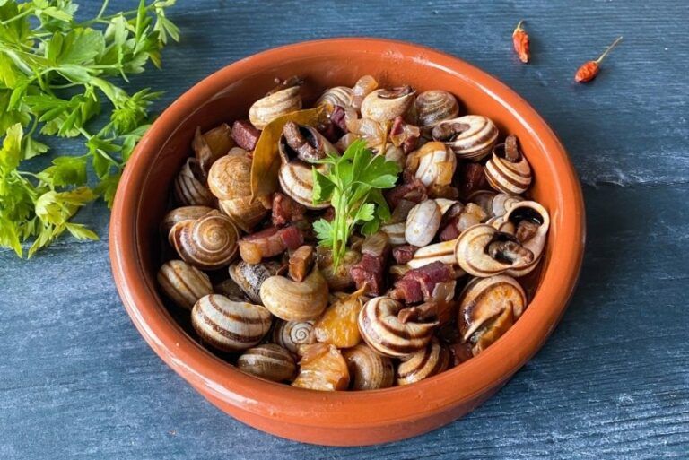 caracoles a la madrilena en cazuela de barro