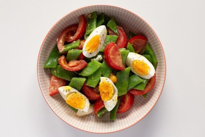 ensalada de judias verdes con tomate y huevo cocido