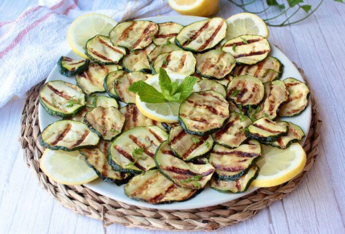 calabacin a la plancha presentado con unas rodajas de limon y hojas de menta