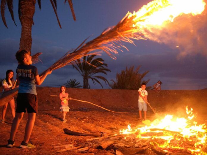 de las hogueras a las patatas rituales para una noche de san juan en la playa o en casa