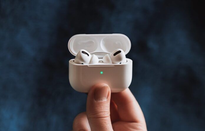 hipertextual airpods abrazan carga optimizada con ios 14 mejorar vida util su bateria 2020149455 scaled 1