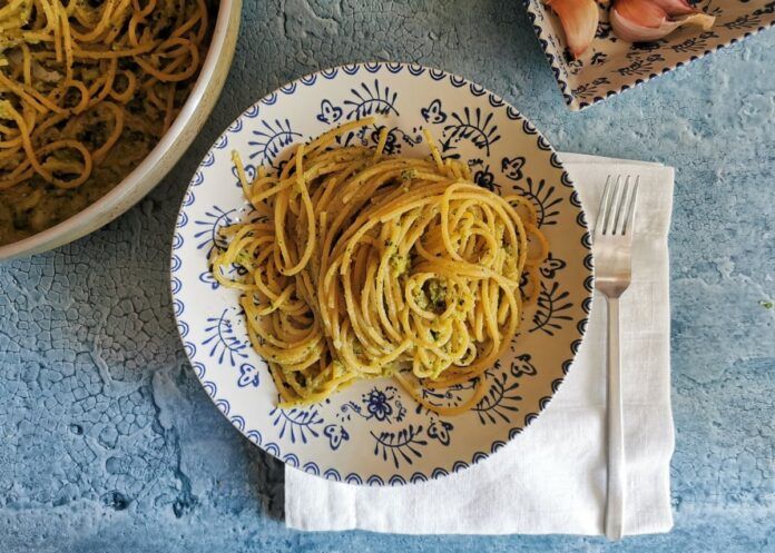 presentacion de los espaguetis con brocoli anchoas y guindilla