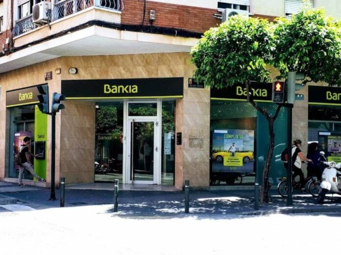 un hombre apunala a varios policias en un intento de atraco a un banco en murcia