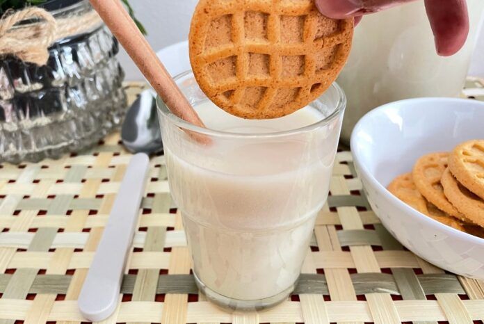 vaso con leche de quinoa