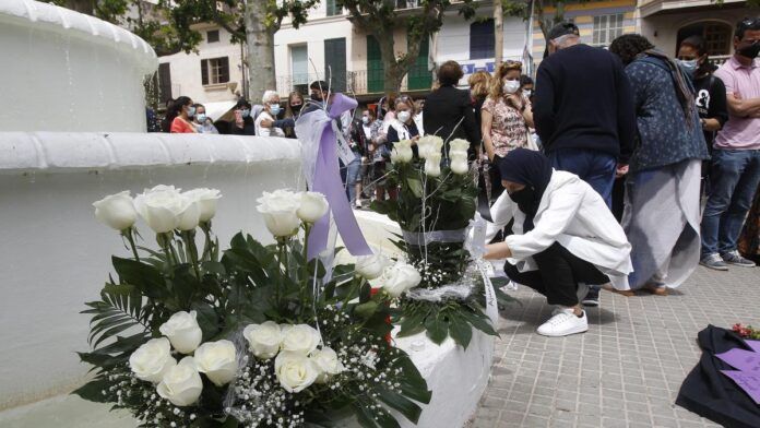 vecinos de sa pobla ponen flores y guardan un minuto de silencio frente al ayuntamiento de la localidad mallorquina en repulsa del asesinato machista ocurrido alli el pasado 18 de mayo