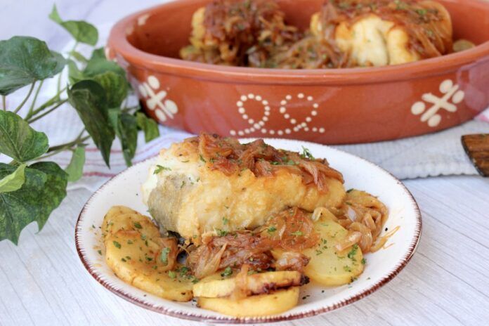 vista del bacalao a la portuguesa una vez horneado y emplatado para su consumo