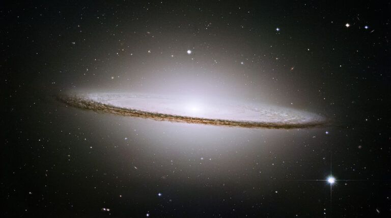 1200px M104 ngc4594 sombrero galaxy hi res