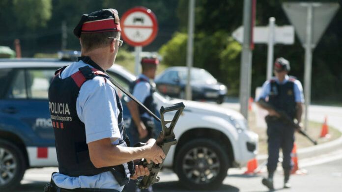 Tres agentes de los Mossos dEsquadra