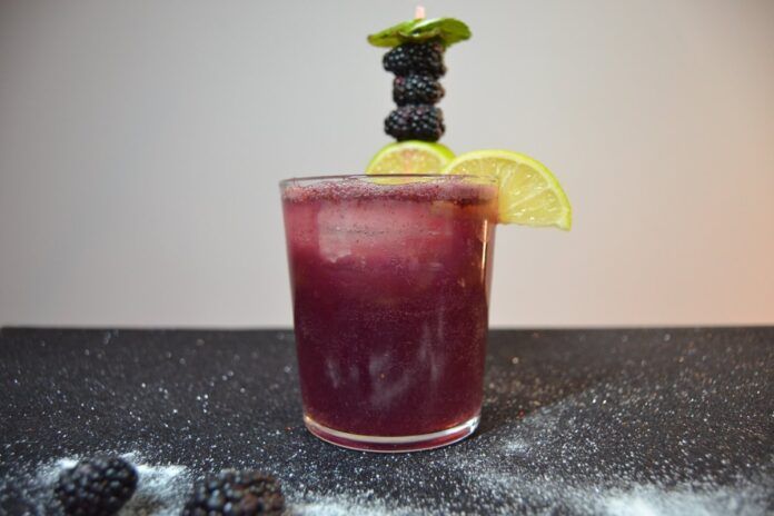 foto principal del coctel blackberry gin fizz