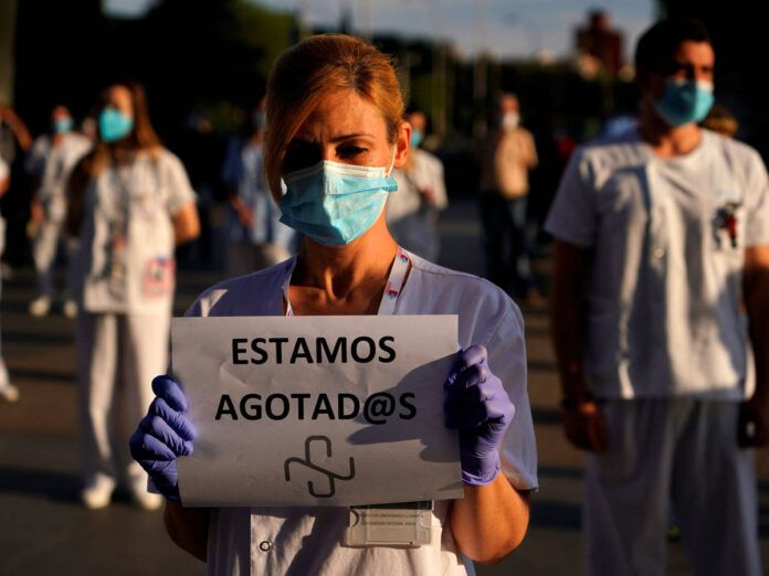 miedo sin vacaciones y sin pagar asi viven los sanitarios un mes despues de la alarma