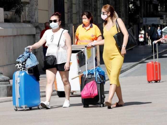 miles de espanoles vuelven estos dias de vacaciones