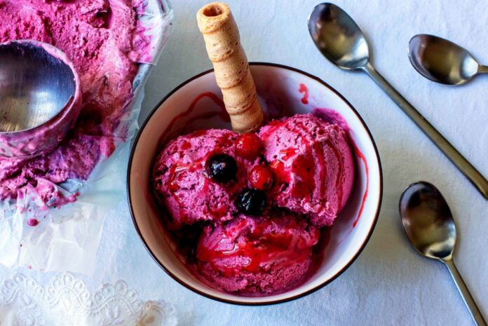 presentacion final del helado de yogur y frutos rojos