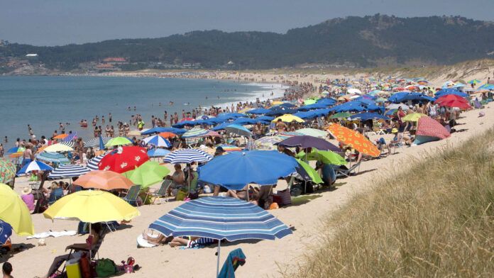 de galicia a cataluna los destinos de playa mas baratos en agosto estan en el norte