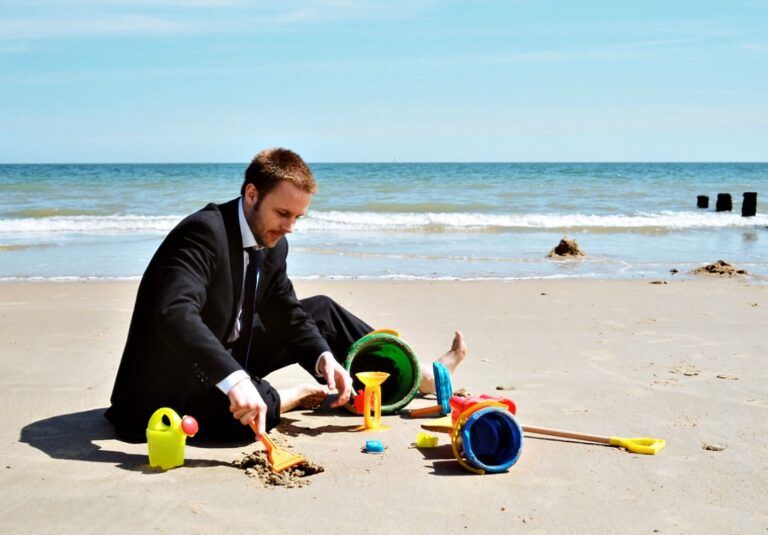 hombre negocios jugando playa