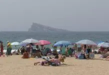 turistas se refrescan en la playa de benidorm en la ola de calor