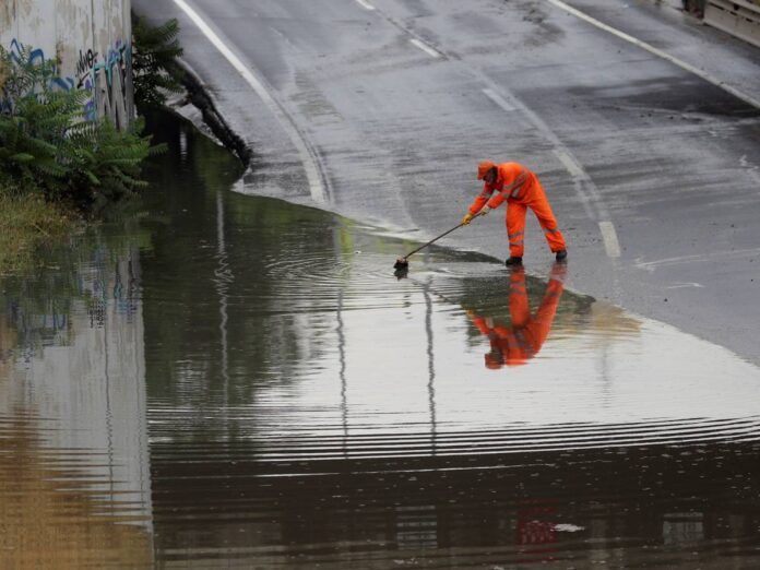 una tromba de agua inunda el metro de madrid en hora punta